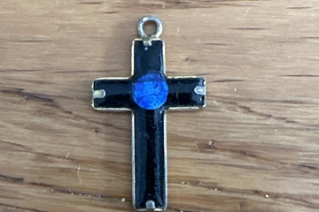 Afbeelding van Vintage kruisje met zwart emaille en blauw glazen religieus