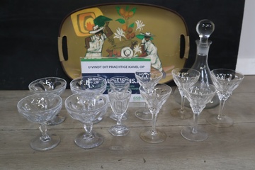 Afbeelding van Set diverse kristallen likeurglazen met karaf