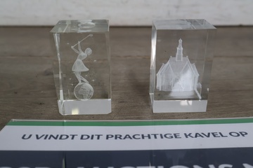 Afbeelding van Twee kristallen decoraties met gravures