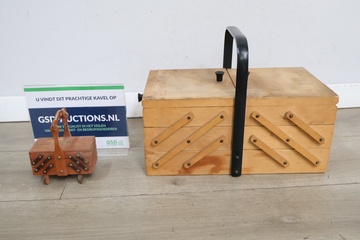 Afbeelding van 2 houten Vintage Naaidozen