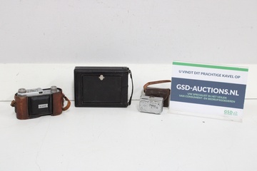 Afbeelding van Set van vintage fotocamera's met tassen en koffer