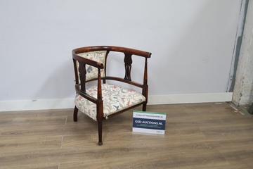 Afbeelding van Antieke fauteuil met geborduurde stoffering