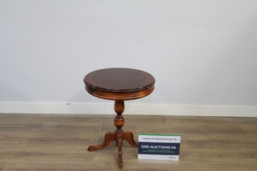 Afbeelding van Ronde houten bijzettafel met driepoot