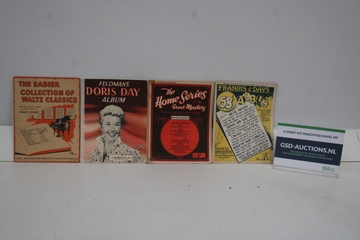Afbeelding van Vier vintage muziekboeken met piano bladmuziek