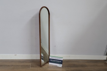 Afbeelding van Langwerpige staande spiegel met houten omlijsting