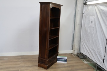 Afbeelding van Donkere houten boekenkast met laden