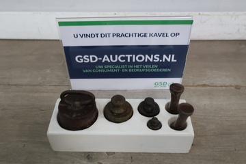 Afbeelding van Set oude gewichtjes in houder