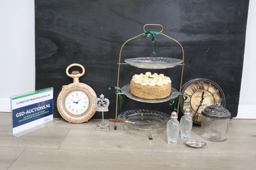 Afbeelding van Decoratief servies en twee klokken met etagère