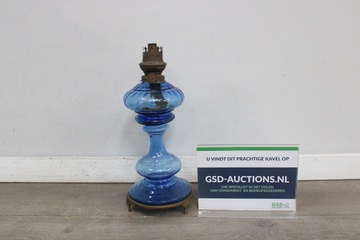 Afbeelding van Antieke blauwe glazen olielamp of petroleumlamp