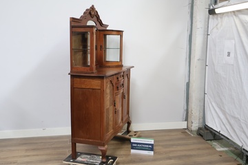 Afbeelding van Antiek houten buffetkast met vitrinekast