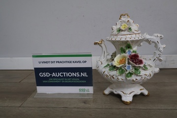 Afbeelding van Decoratieve porseleinen theepot met bloemdecoratie''