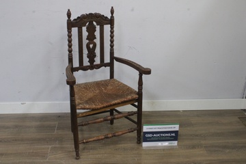 Afbeelding van Antieke houten stoel met armleuningen