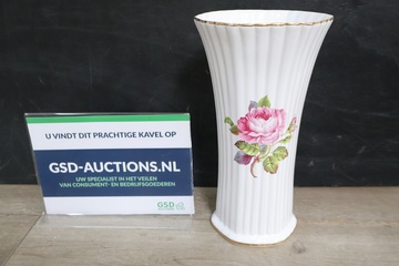Afbeelding van Witte porseleinen vaas met bloemdecoratie