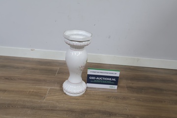 Afbeelding van Witte decoratieve vaas met bloemmotief