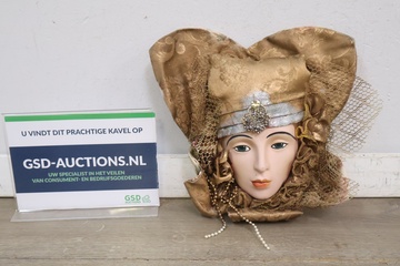 Afbeelding van Decoratief gezichtsmasker met gouden stof en kant