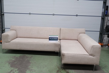 Afbeelding van Beige hoekbank met metalen poten - Designonstock