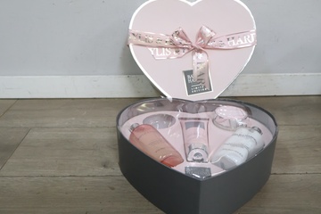 Afbeelding van Baylis & Harding limited edition cadeauverpakking hartvorm'