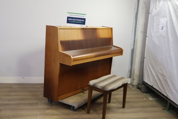 Afbeelding van J. Schiller piano met bijpassende kruk'