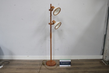 Afbeelding van Staande houten vloerlamp met twee spots