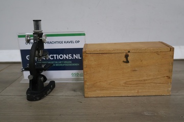 Afbeelding van Oude microscoop met houten kist