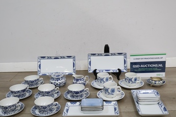 Afbeelding van Blauw-wit servies met kopjes en schotels