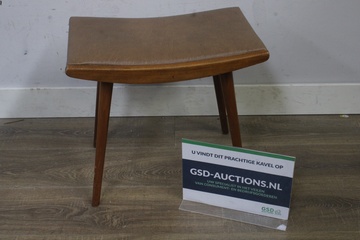 Afbeelding van Vintage houten kruk met lederen zitting