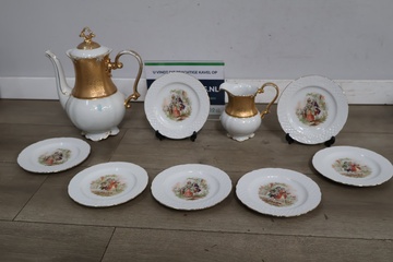Afbeelding van Porseleinen servies met goudkleurige accenten''