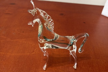 Afbeelding van Decoratieve glazen sculptuur van een paard