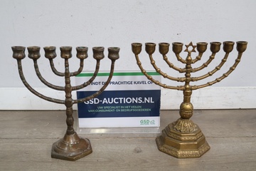 Afbeelding van Twee messing Menora kandelaren