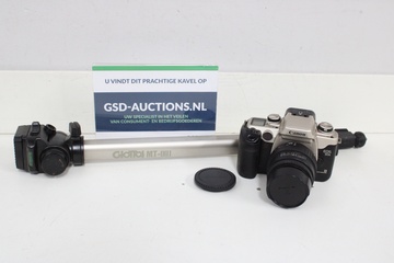 Afbeelding van Canon EOS 50E camera met statief