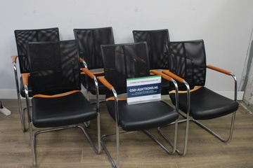 Afbeelding van Set van zes zwarte kantoorstoelen met houten armleuningen