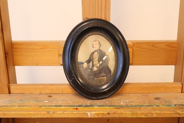 Afbeelding van Ovaal fotoportret in zwart houten lijst