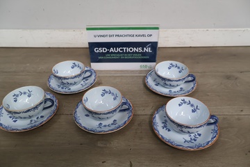 Afbeelding van Set kop en schotels met blauw bloemmotief