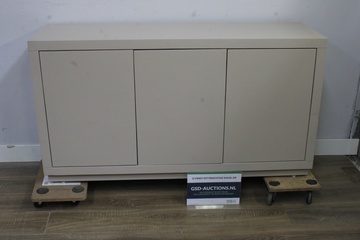 Afbeelding van Beige dressoirkast met drie deuren