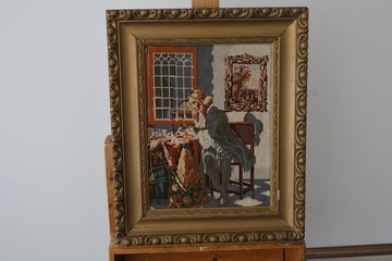 Afbeelding van Gekaderd geborduurd werk met man in interieur