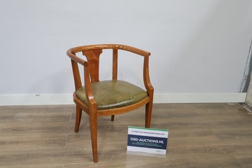 Afbeelding van Antieke stoel met groene leren zitting