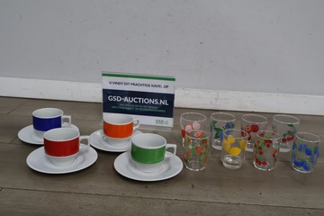 Afbeelding van Set gekleurde koffiekopjes en glazen met fruitdecoratie