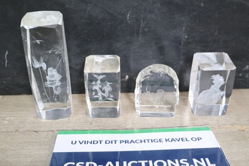 Afbeelding van Set van 4 glazen paperweights met gravures