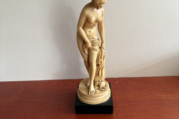 Afbeelding van Grote beeld van een vrouw uit Italy (A.Santini)