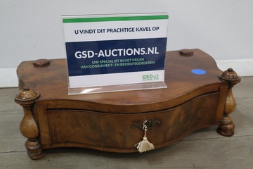 Afbeelding van Antieke houten sieradenkist met sierlijke poten
