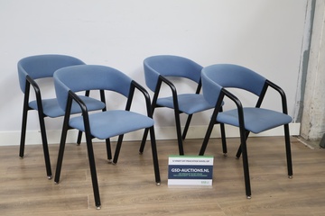 Afbeelding van Set van vier blauwe stoelen met metalen frame