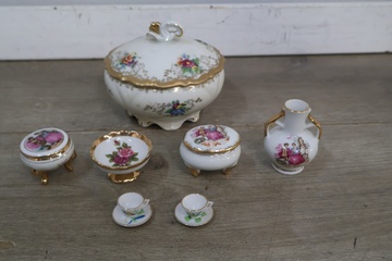 Afbeelding van Miniatuur porseleinen servies en sierdoosjes'