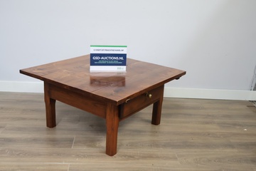 Afbeelding van Vierkante houten salontafel met lade''
