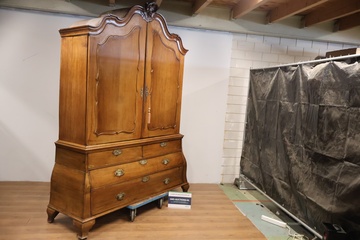 Afbeelding van Grote antieke houten kast met laden