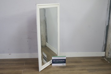 Afbeelding van Grote Wandspiegel in witte lijst