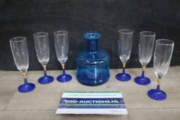 Afbeelding van Set van zes blauwe wijnglazen met karaf