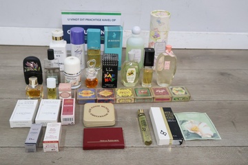 Afbeelding van Mix van diverse parfums en cosmetica