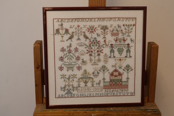 Afbeelding van Geborduurde sampler in houten lijst'