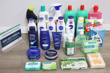 Afbeelding van Assortiment verzorgingsproducten en schoonmaakmiddelen