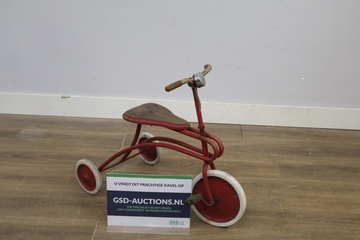 Afbeelding van Antieke kinderdriewieler met houten zitting